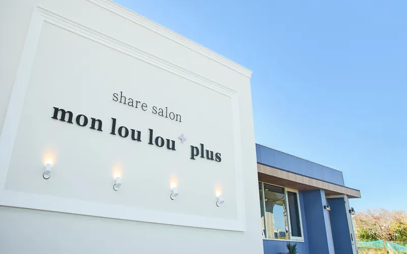 白い壁にshare salon mon lou lou plusの文字